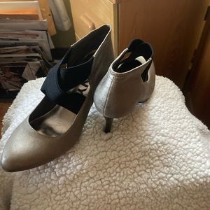 DKNYC Women’s sleek pumps